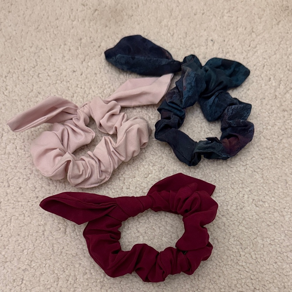 Lululemon Uplifting Bow Scrunchies